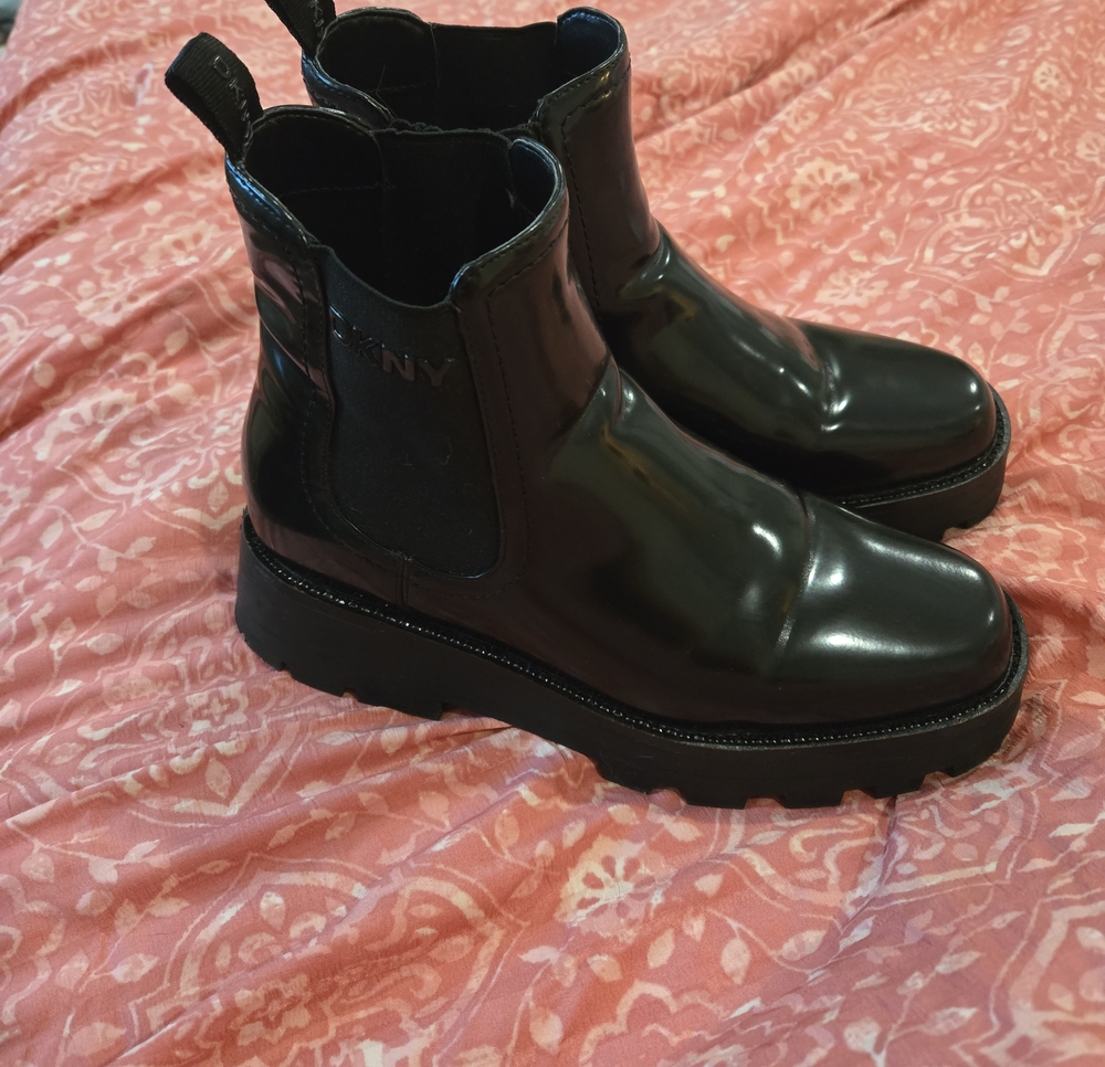 Dkny Size 7.5 M Senni Lug Sole Chelsea Boots